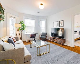 Modern 2/1 Apt near the Villages | Free Parking - Detroit - Huiskamer