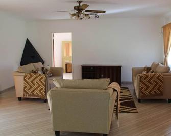 2 bedroomed house with a lovely garden - 2177 - Mutare - Sala de estar