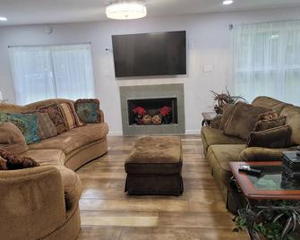 Historic Renovated Kemah Home just a short walk to the Kemah Boardwalk. - Kemah - Living room