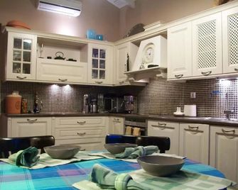 Villa Vravrona Tower & Suites - Markopoulo Mesogaias - Kitchen
