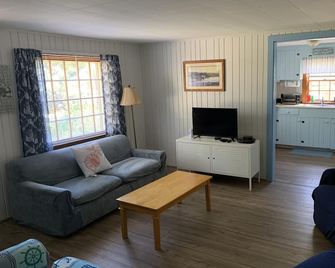 Cute Cape Cottage with pond and pool - Eastham - Wohnzimmer