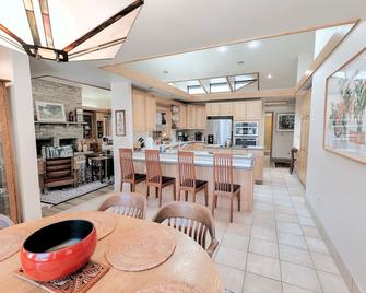 Luxuriant Frank Lloyd Wright Inspired Accommodations--The Dream House - Farmington - Dining room