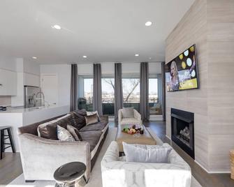 Nashville Notes - Sleeps 8 - Mins to Broadway! - Nashville - Sala de estar