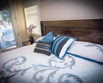 Modern house with jacuzzi - near 3 National Parks! - Reedley - Bedroom