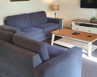 Great location with easy access to all amenities. - Fraser Island - Living room