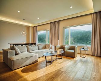 Phoenix Hotel Pyeongchang - Pyeongchang - Living room