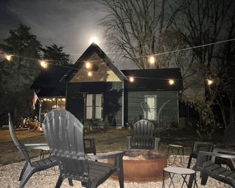 Sleeps 12! Home near Turkey Run~ Sauna~Firepit! - Marshall - Patio