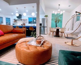 Emerald House - striking, remodel in tranquil, central neighborhood - Redding - Living room