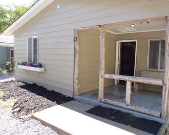 Quiet and cozy cabin with full kitchen and two bedrooms adjoining Lake Barkley. - Cadiz - Патіо
