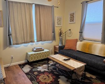 Historic Townsend Park bungalow minutes from Black Canyon National Park - Montrose - Living room