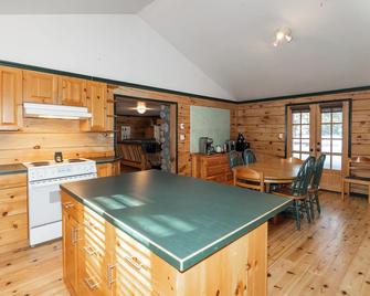  Kawagama Shoreline - Log home in a quiet bay on Kawagama Lake - Dorset - Kitchen