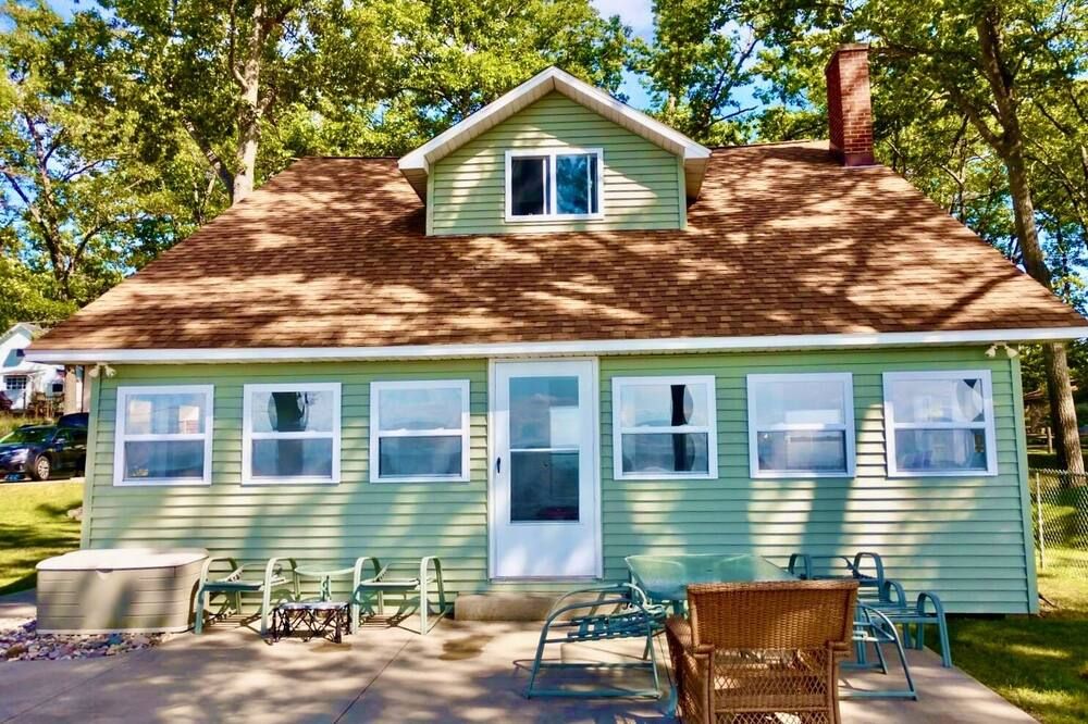 New Listing! Lake Front Cottage With 100' Of Private Sandy Beach - Prudenville - Edificio