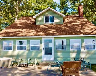 New Listing! Lake Front Cottage With 100' Of Private Sandy Beach - Prudenville - Edificio