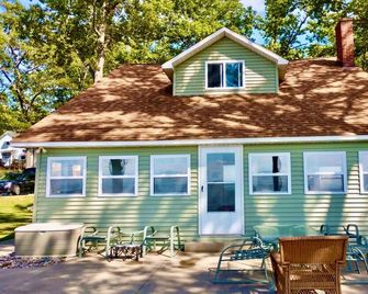 New Listing! Lake Front Cottage With 100' Of Private Sandy Beach - Prudenville - Edificio
