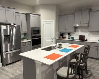 1 level New home available! - Midlothian - Cocina
