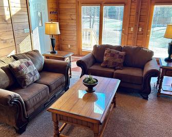 Peaceful Hills Retreat Lodge with a Great View, a Pond, a Fireplace, Sleeps 10. - Centerville - Living room