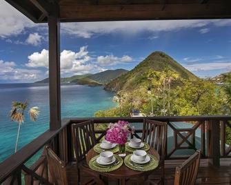 Fun luxury water front w/ dock & free wifi on private 8 acre peninsular estate - West End - Balkon
