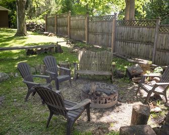 Lake Geneva Cottage in Williams Bay - Williams Bay - Patio