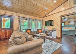 Setting Sun Cabin with Private River Access - Eagletown - Sala de estar