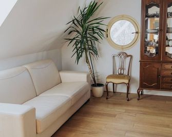 Apartments Mozinetova hisa - Врхника - Вітальня