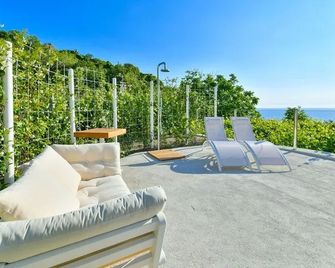 Tenuta C'est la Vie - Serrara Fontana - Balcón