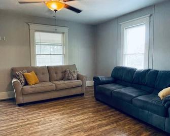 Relaxing Home on the Outskirts! - Independence - Living room