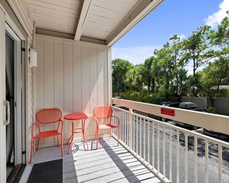Walk to Bars and Shops Resort Condo in Hilton Head! - Hilton Head Island - Balcony