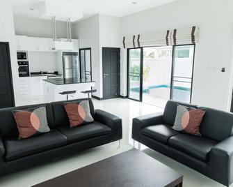 New Villa With Pool And Jacuzzi - 900 M From Pak Nam Pran Beach - Pak Nam Pran - Living room
