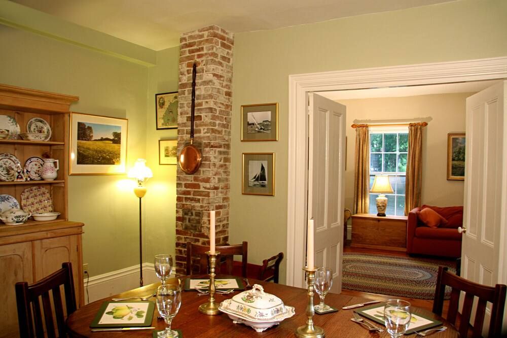 Elegant 2-Bedroom Apartment in Historic 1862 Sea Captain's House. Pets welcome. - Rockland - Jídelna