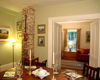 Elegant 2-Bedroom Apartment in Historic 1862 Sea Captain's House. Pets welcome. - Rockland - Jídelna