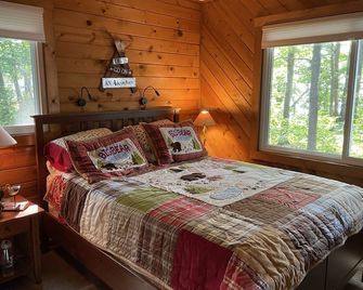 Northwoods lakeside family-friendly cabin. Amazing sunsets! Nice sandy beach. - Stone Lake - Bedroom