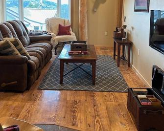 Welcome to Our Mountain Lake Getaway - White Sulphur Springs - Living room