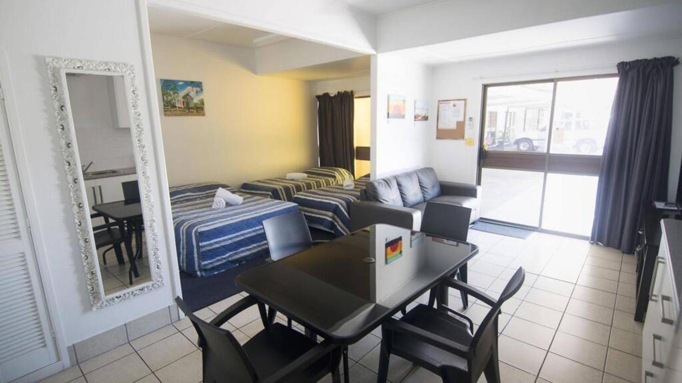 Cool Palms Motel