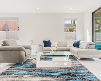 Luxury Paradise walk to Las Olas -5 mins to Beach - Fort Lauderdale - Salon