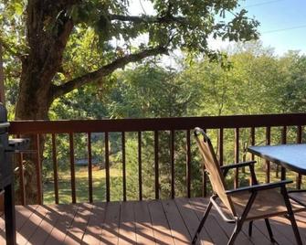 Mansfield Woods Vacation Cabins - Mansfield - Balcón