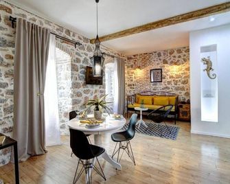 History House Moja Ti 1830 in Old Town Senj - Senj - Dining room
