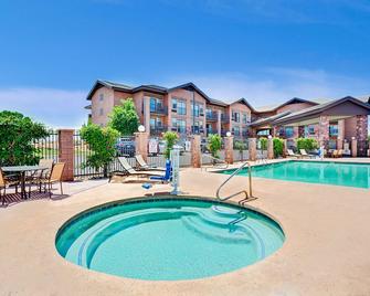 Days Inn & Suites by Wyndham Page Lake Powell - Page - Piscine