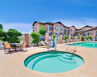 Days Inn & Suites by Wyndham Page Lake Powell - Page - Pool