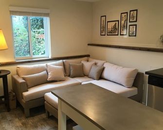 In the heart of the Marina District- walking distance to local transportation - San Francisco - Living room
