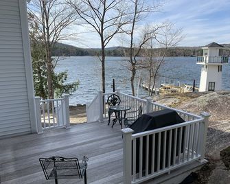 Lakefront Cottage with Lighthouse and Dock on Lake Winnipesaukee - Laconia - Balkón
