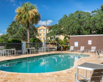Holiday Inn Tampa North By IHG - Tampa - Pool