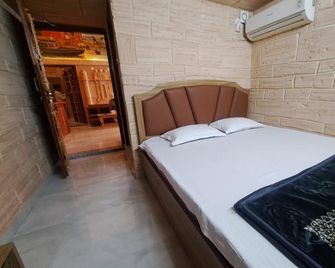 Batra Guest House - Varanasi - Bedroom