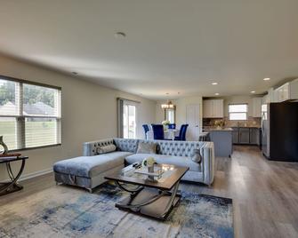 Spacious Gastonia Home with Pool Access! - Gastonia - Living room