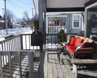 Cozy home near Lake Michigan. Easy drive to Green Bay, Door County & Sheboygan. - Two Rivers - Balcony