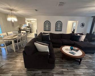 Magnolia Grace Place - Kilgore - Living room