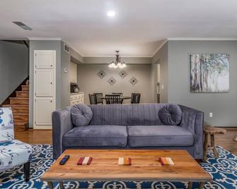 Charming Townhome - Suite 3 - Travel Nurse Ready - Amarillo - Living room