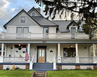 Perfect Winter Get Away! Spacious home 2.5 blocks from Lake Superior! - Two Harbors - Edificio