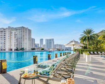 Infinite View Balcony Pool Near Beach - Hallandale Beach