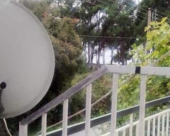 Charming 1-bedroom apartment with AC, WiFi in lovely Nea Kallikratia. - Nea Kallikratia - Balkon