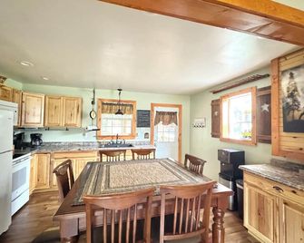 Whispering Creek Lodge - Water views from every window - Dushore - Cocina